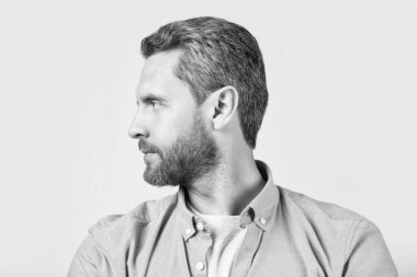 Gri arka planda sakallı, beyaz sakallı adam. Stüdyoda sakallı bir adam var. Sakallı bir adamın fotoğrafı. Sakallı, sakallı, sıradan gömlekli bir adam..