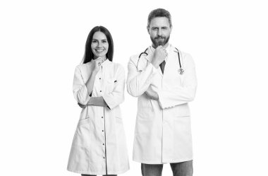 Stüdyoda doktor ve hemşire. Pratisyen hekimin ve hemşirenin fotoğrafı beyaz önlük giyiyor. Steteskoplu doktor ve hemşire. Pratisyen doktor ve hemşire beyazları izole etmiş..