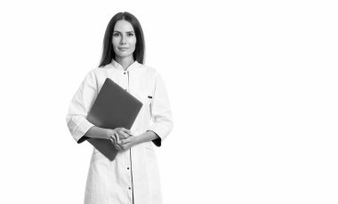 Hemşire ve e-sağlık beyaz arka planda izole edilmiş, kopyalama alanı. Stüdyoda e-sağlık bilgisayarı olan hemşire. EHealth için hemşire bilgisayarının fotoğrafı beyaz önlük giyin. Hemşirenin sağlığı.