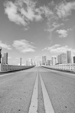 Florida gökdelenlerinde yol işaretli ve manzaralı otoyol.