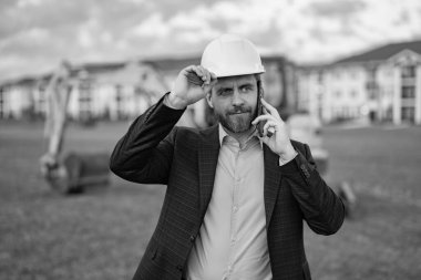 İşadamı mimar telefonda konuşur. İşadamı mimar tatilde. İş adamı mimar dışarıda. İş adamı mimarının fotoğrafı..