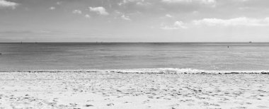 Gün ışığında panoramik deniz manzarası ufku. Yaz mevsiminde gün ışığında ufuk çizgisi. Deniz manzarası, gün ışığında gökyüzü. Gün ışığında deniz manzaralı ufuk fotoğrafı.