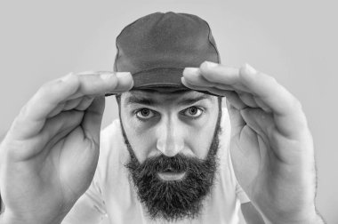 Sarıda izole edilmiş tuhaf beyaz adam. Stüdyoda şık bir beyaz adam var. Arka planda şık bir beyaz adam. Beyaz şapkalı şık bir adamın fotoğrafı..