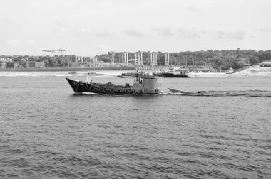 Manaus, Brezilya - 04 Aralık 2015: römorkör küçük tekneyi çekiyor.