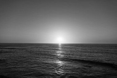 Gün batımında deniz manzarası. Gün batımında deniz manzarası. Gün batımında deniz manzarası. Gün batımında deniz manzarasının fotoğrafı.