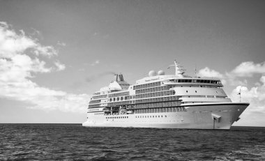 Yolcu gemisinde yaz turu. Denizdeki yolcu gemisinde yaz turu. Gezgin gemisiyle yaz turu. Gezi gemisindeki yaz turunun fotoğrafı..