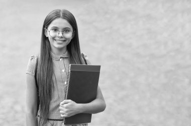 Eylül sezonunda okul kızı, afiş. Eylül ayının açık hava okulundaki kız öğrenci. Eylül 'de okuldaki kızın fotoğrafı. Eylül 'de okuldaki kız..