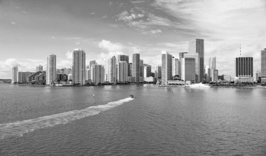 Florida 'daki panoramik Miami Metropolis gökyüzü. Miami Metropolis ufuk çizgisiyle ufuk çizgisi. Miami Metropolis 'in gökdelenli fotoğrafı. Miami Metropolis ufuk çizgisi.