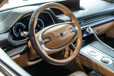 New York City, ABD - 05 Ağustos 2023: Genesis GV80 iç mekanik direksiyonu.