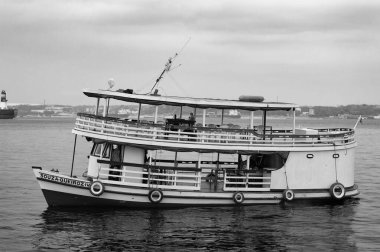 Manaus, Brezilya - 04 Aralık 2015: Denizdeki feribot turu.