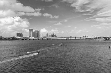 Miami ufuk çizgisinde. Miami Skyline ve şehir manzarası. Miami Skyline 'da teknelerle. Miami Skyline 'ın fotoğrafı.