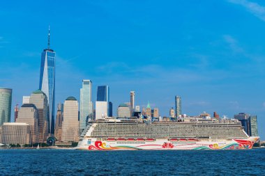 New York, ABD - 13 Haziran 2023: New York 'ta Manhattan' a giden Norveçli bir gemi. New York Manhattan 'ın Skyline' ı Hudson Nehri yolcu gemisi NCL 'de seyrediyor..