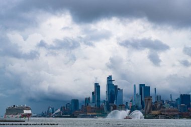 New York, ABD - 11 Temmuz 2023: New York 'ta Manhattan' ın yanında Norveçli Neşe Yelkenlisi yolcu gemisi. New York Manhattan 'ın Skyline' ı Hudson Nehri yolcu gemisi NCL 'de seyrediyor..