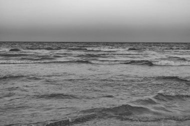 Doğanın gündoğumu görüntüsü. Sahilde gün doğumu. Doğanın deniz ile doğuşu. Doğanın doğuşu deniz manzarası.