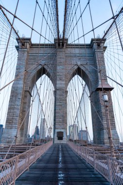 New York 'un şehir mimarisi. Brooklyn dönüm noktası. Brooklyn Köprüsü. New York 'un Brooklyn Köprüsü. New York Köprüsü, Manhattan ve Brooklyn 'i birbirine bağlıyor. Manhattan 'a giden yol. Tarihi eser..