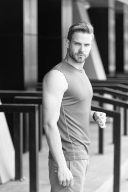 Spor giyim bölümündeki fitness adamı. Spor giyim sektöründe fitness adamı. Sokaktaki spor giyim bölümündeki fitness adamı. Spor giyim bölümünde fitness adamının fotoğrafı..