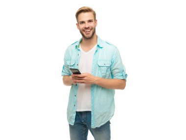 Adam telefonda blog yazıyor. Modern sohbet iletişimi. Erkek blogcu akıllı telefon kullanıyor. İnternette ve blogda sörf yapmak. Sohbet ve mesajlaşma. Millennial Man çevrimiçi sohbet.