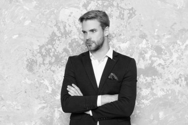 İş adamının eli çapraz olsun. Profesyonel iş adamı Grey 'de izole edilmiş. Stüdyoda iş adamı. Arkaplanda iş adamı.