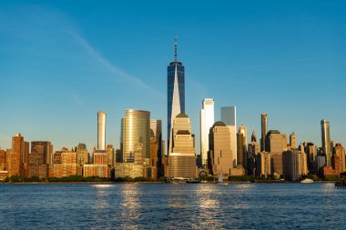 Kentsel mimari. Manhattan ve Hudson River şehir merkezinde. Metropolitan şehri. Büyük şehir manzarası. New York şehir merkezi. Manhattan silueti. New York şehri. Gündoğumunda New York gökdelen binası.