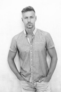 Arka planda şık, olgun bir adam. Modaya uygun olgun bir adam imajı. Beyaz tenli, şık, olgun bir adam. Stüdyoda şık, olgun bir adam..