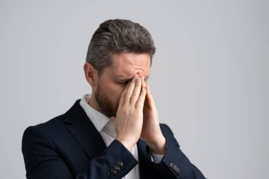 İş adamının ağrısı yüzünden migreni tuttu. Yorgun adam baş ağrısından muzdarip. İş sorunları. Baş ağrısı migreni. Migreni olan takım elbiseli bir iş adamı. Görev Gerilimi.