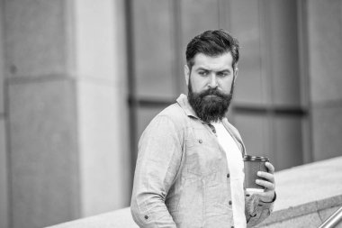 Sabah kahveli adam dışarıda, fotokopi odası. Sokakta sabah kahvesi içen adam. Sabah kahveli bir adamın fotoğrafı. Adam sabah kahvesini dışarıda içiyor..