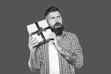 Olgun sakallı hippi. Gri arka planda mevcut kutusu var..