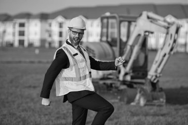 İnşaat mühendisliğinde çalışan bir mühendis. İnşaat mühendisliğinde mühendis. İnşaat mühendisliği mühendisi kask takıyor. İnşaat mühendisliğinde mühendisin fotoğrafı..