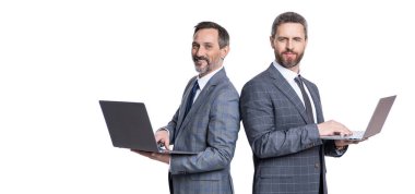 İşadamları merkez büroda serbest çalışıyor. İş çevrimiçi. Dizüstü bilgisayarda çalışan serbest çalışan adamlar. Dizüstü bilgisayarlı takım elbiseli işadamları beyaza izole edilmiş. Uzaktan kumanda. İşadamları e-postayı kontrol ediyor. Boşluğu kopyala.