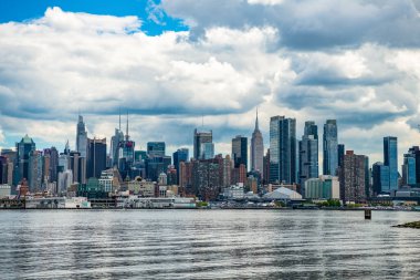 New York City, ABD - 05 Mayıs 2023: panoramik Manhattan dinamik şehir manzarasında yatıyor.