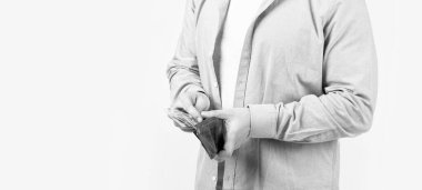 Para kazanan bir adam. Banknotlar, kopyalama alanı. Para kazanan bir adamın fotoğrafı. Stüdyo geçmişine izole edilmiş para kazanan bir adam. Stüdyoda para kazanan bir adam..