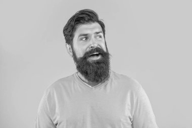 Arka planda şaşırmış sakallı adamın portresi. Sakallı adamın portresi. Sarıda izole edilmiş sakallı adamın portresi. Stüdyoda sakallı adamın portresi.