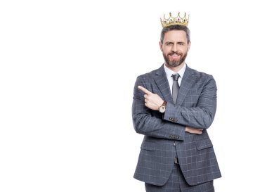Motivasyon ve ödül. Takım elbiseli işadamı patronu. Taç giymiş bir iş adamı. Büyük patron. iş başarısı ve liderlik. Başarılı bir işadamı olan patron beyazları soyutladı. işaret parmağı.