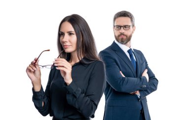 Resmi takım elbiseli iki iş adamı. Hırslı iş adamları destek veriyor. Profesyonel iş lideri ve menajeri. Başarılı iş adamları. İş arkadaşları beyazları izole ediyor. seçici odak.