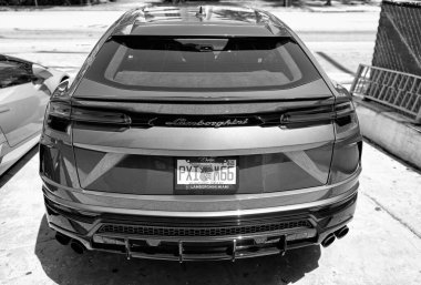 Los Angeles, Kaliforniya ABD - 14 Nisan 2021: Los Angeles 'ta park edilmiş siyah Lamborghini Urus SUV. arka plan.