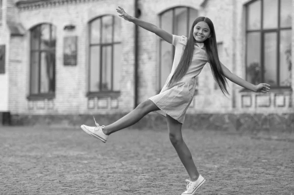 Yazın çekilen tasasız genç kız fotoğrafı açık havada eğleniyor..