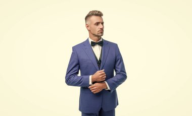 Mavi smokinli resmi adam beyaz arka planda izole edilmiş..