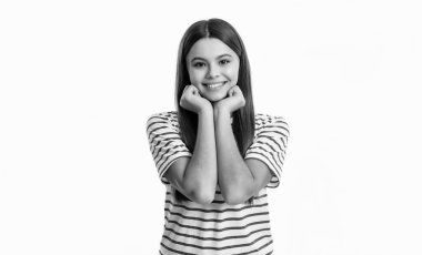 Stüdyoda gülümseyen genç kızın portresi. Cilt bakımı. Beyaz arka planda izole edilmiş güzel bir cilde sahip genç kız portresi. Yumuşak tenli genç kız portresi. genç kız cilt bakımı.