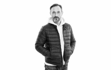 Beyaz adam stüdyoda kalın bir ceket giyer. Olgun bir adam için sonbahar ceketi. Olgun bir adamın kalın ceketi. Ceketli olgun bir adam beyaz arka planda izole edilmiş..