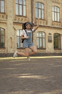 Sırt çantalı kotçu kız dışarı atlıyor..