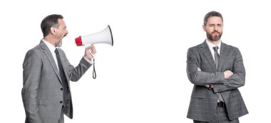 İşadamları afişteki hoparlörde görmezden geliyorlar. İş adamları hoparlörde bağırmayı görmezden geliyorlar. İki işadamı hoparlörde bağırmayı görmezden geliyor. İşadamları beyazlara izole edilmiş hoparlörle bağırmayı görmezden geliyorlar..