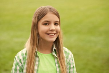 Gülümseyen yüzü açık havada bulanık mutlu genç kızın portresi..