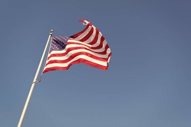 Mavi gökyüzü arka planında kopya alanı olan Amerikan bayrağı.