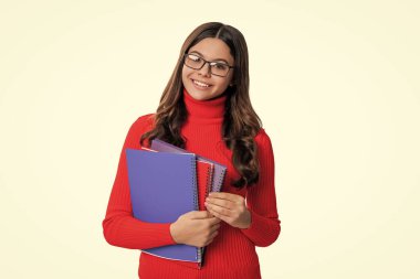 Ödevleri için çalışma kitabı olan okul kızı bilgi ve eğitim almak için çalışıyor..