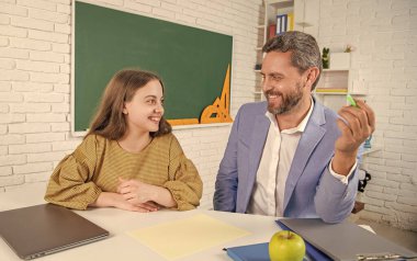 Öğretmen ile sınıfta pozitif çocuk eğitimi.