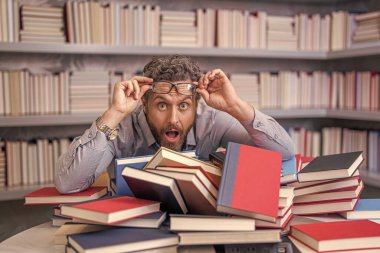 Derste ya da sınavda kitap kurdu öğretmeni. Kütüphanede kitap seven bir adam. Sınıfta öğretmen beyin fırtınası yapıyor. Öğretmen için bilgi günü. Okul eğitimi ve bilgisi. Eğitim yoluyla başarı.