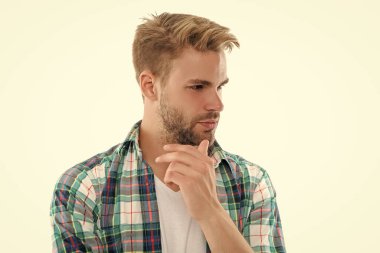 Stüdyoda milenyum adamını düşünüyorum. Kareli gömlek giyen bin yıllık bir adamın fotoğrafı. Bin yıllık insan beyazdan soyutlanmış. Arkaplanda bin yıllık bir adam.