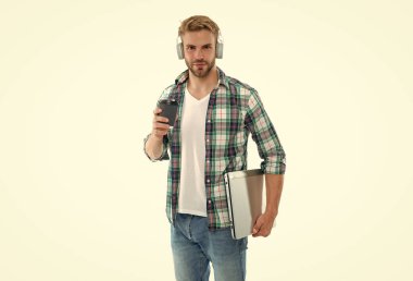 Dizüstü bilgisayarlı Milenyum Adamı 'nın resmi. Milenyum insanı beyazdan soyutlanmış. Milenyum insanı arka planda serbest yazar. Stüdyoda milenyum adamı serbest çalışıyor..