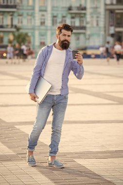 Serbest çalışan bir adamın sokakta bilgisayar bağlantısı var. Dizüstü bilgisayarı olan serbest çalışan bir adam. Serbest çalışan adamın dışarıda bilgisayarlı iletişimi var. Serbest çalışan adamın dışarıda internet bağlantısı var.