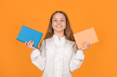 Çocuk defteri tut. Lise öğrencisiydim. Genç kız ödevlerini defterle yapıyor. Çalışma kitabıyla çalış. Gülümseyen çocuk kitabı. Okula dönüyorum. Çocukluk eğitimi. bilgi günü.